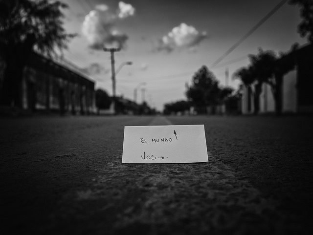 Blanco y negro: una nota escrita a mano tirada en medio de una calle vacía.
