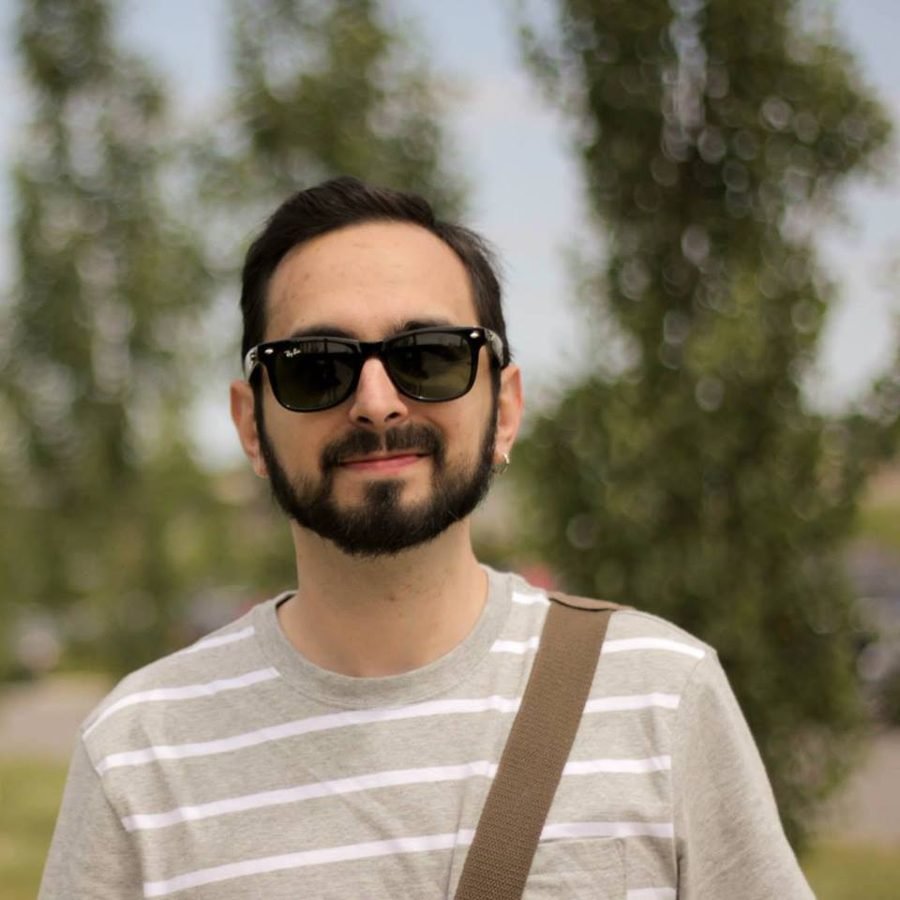 Marcos Codas al aire libre, con lentes de sol y una camiseta de rayas.